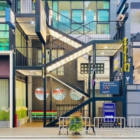 ipark网红商业街区规划设计 网红主题商业街区规划公园式商业空间设计
公园式商业空间设计结合了公园的自然环境与商业功能，创造出一种休闲与购物相结合的新模式。这种设计通常在城市公园或类似开放空间中进行，如成都源野REGULAR项目，它位于大源中央公园地下一层，打破了市政公园的刻板印象。

体验式商业空间设计
体验式商业空间设计强调消费者的体验感，通过提供独特的购物体验来吸引顾客。这种设计往往结合了多种业态，如餐饮、娱乐、艺术展示等，以满足消费者多样化的需求。例如，长春这有山项目，它集旅游、美食、展