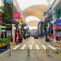 ipark网红商业街区规划设计 网红主题商业街区规划公园式商业空间设计
公园式商业空间设计结合了公园的自然环境与商业功能，创造出一种休闲与购物相结合的新模式。这种设计通常在城市公园或类似开放空间中进行，如成都源野REGULAR项目，它位于大源中央公园地下一层，打破了市政公园的刻板印象。

体验式商业空间设计
体验式商业空间设计强调消费者的体验感，通过提供独特的购物体验来吸引顾客。这种设计往往结合了多种业态，如餐饮、娱乐、艺术展示等，以满足消费者多样化的需求。例如，长春这有山项目，它集旅游、美食、展