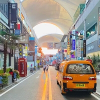 ipark网红商业街区规划设计 网红主题商业街区规划公园式商业空间设计
公园式商业空间设计结合了公园的自然环境与商业功能，创造出一种休闲与购物相结合的新模式。这种设计通常在城市公园或类似开放空间中进行，如成都源野REGULAR项目，它位于大源中央公园地下一层，打破了市政公园的刻板印象。

体验式商业空间设计
体验式商业空间设计强调消费者的体验感，通过提供独特的购物体验来吸引顾客。这种设计往往结合了多种业态，如餐饮、娱乐、艺术展示等，以满足消费者多样化的需求。例如，长春这有山项目，它集旅游、美食、展