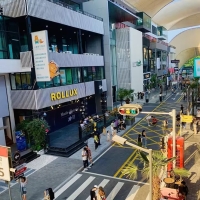 ipark网红商业街区规划设计 网红主题商业街区规划公园式商业空间设计
公园式商业空间设计结合了公园的自然环境与商业功能，创造出一种休闲与购物相结合的新模式。这种设计通常在城市公园或类似开放空间中进行，如成都源野REGULAR项目，它位于大源中央公园地下一层，打破了市政公园的刻板印象。

体验式商业空间设计
体验式商业空间设计强调消费者的体验感，通过提供独特的购物体验来吸引顾客。这种设计往往结合了多种业态，如餐饮、娱乐、艺术展示等，以满足消费者多样化的需求。例如，长春这有山项目，它集旅游、美食、展