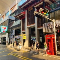 ipark网红商业街区规划设计 网红主题商业街区规划公园式商业空间设计
公园式商业空间设计结合了公园的自然环境与商业功能，创造出一种休闲与购物相结合的新模式。这种设计通常在城市公园或类似开放空间中进行，如成都源野REGULAR项目，它位于大源中央公园地下一层，打破了市政公园的刻板印象。

体验式商业空间设计
体验式商业空间设计强调消费者的体验感，通过提供独特的购物体验来吸引顾客。这种设计往往结合了多种业态，如餐饮、娱乐、艺术展示等，以满足消费者多样化的需求。例如，长春这有山项目，它集旅游、美食、展